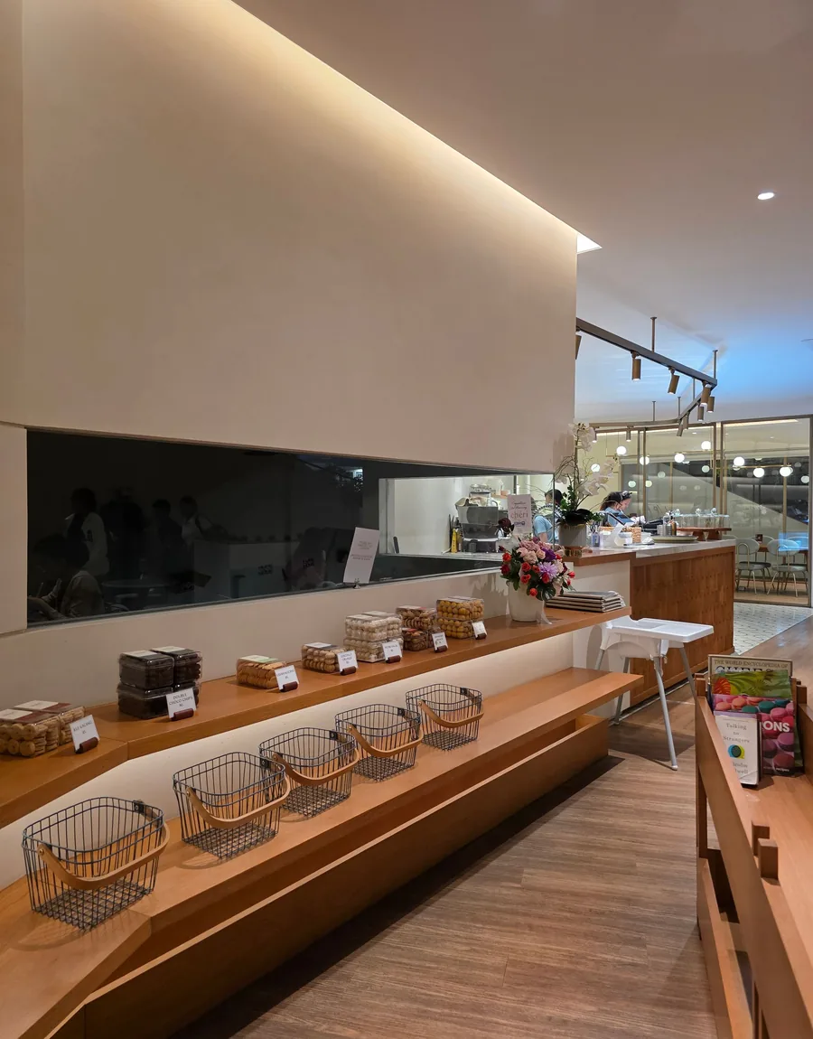 木の棚に商品が並ぶ明るい店内